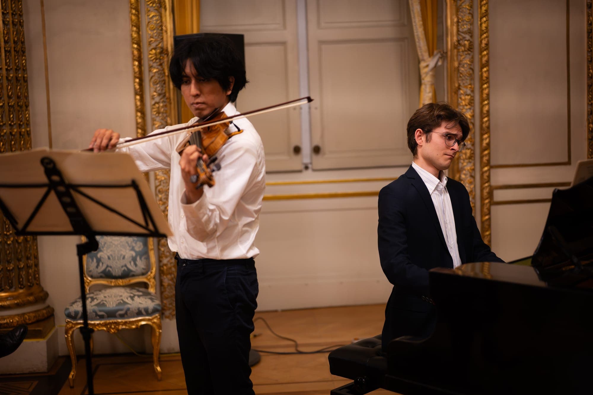 A violinist and a pianist performing at the Paris Polish Forum X